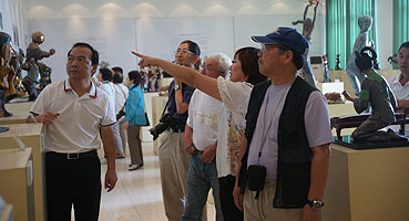 日本客户在宇达艺术馆参观