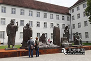 曾成钢雕塑展在瑞士举办